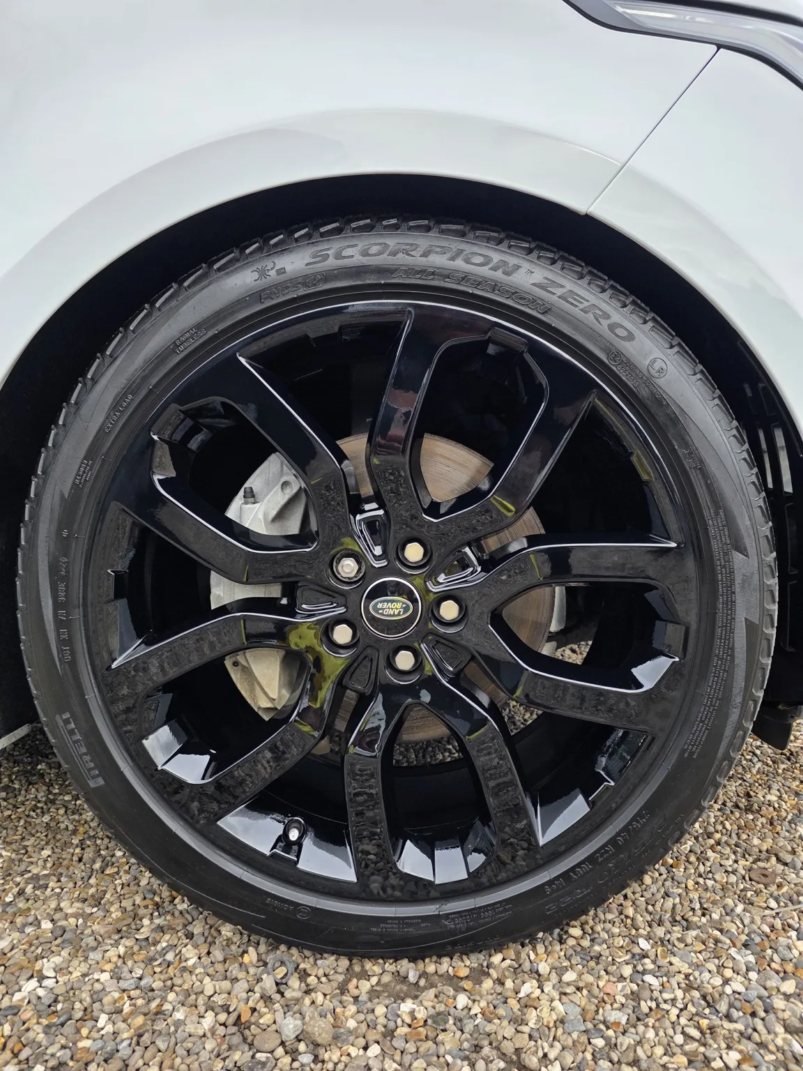 Range Rover gloss black wheel finish